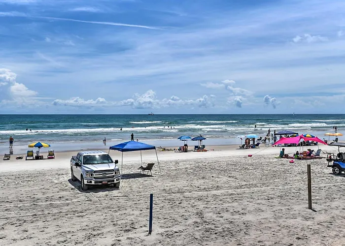 Partial Ocean Views: Daytona Beach Studio!