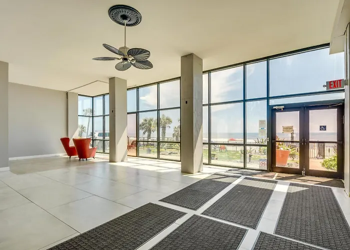 Partial Ocean Views: Daytona Beach Studio!
