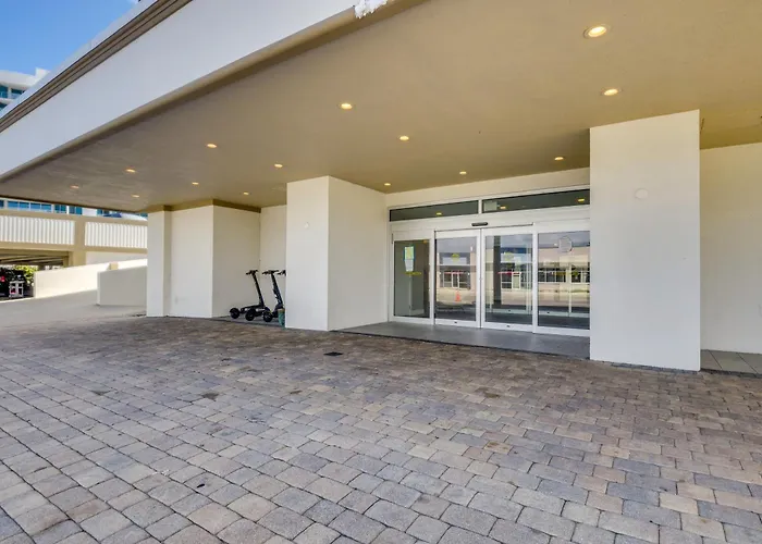 Partial Ocean Views: Daytona Beach Studio!
