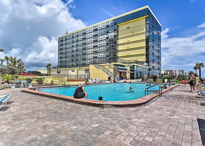 Partial Ocean Views: Daytona Beach Studio!